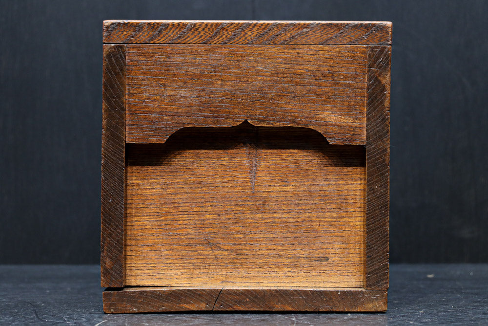 時代を重ねた古色の色合いで趣きのある銭箱　DC7908