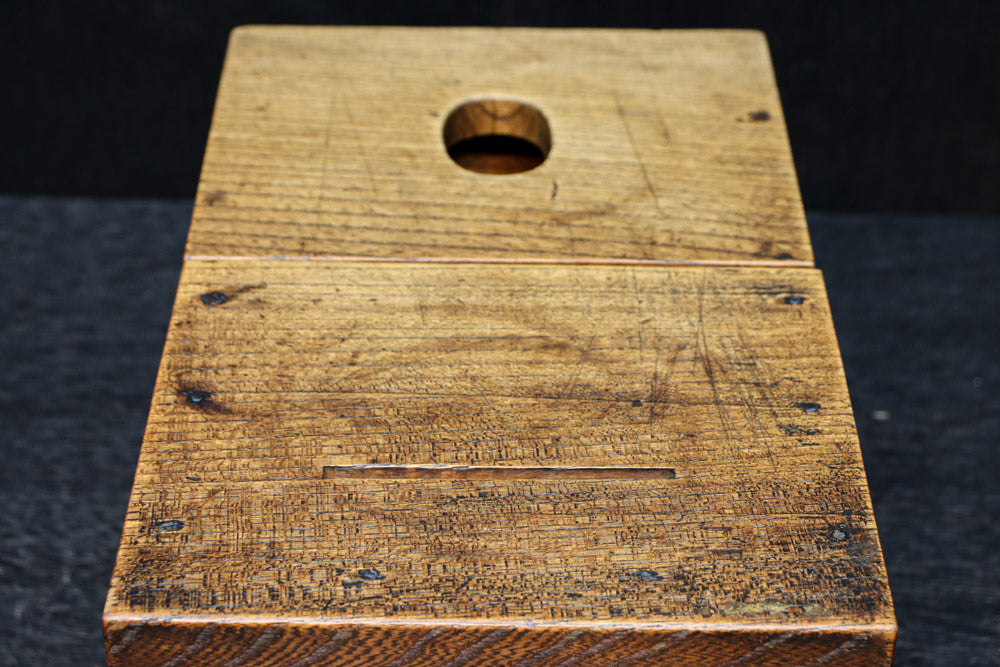 時代を重ねた古色の色合いで趣きのある銭箱　DC7908