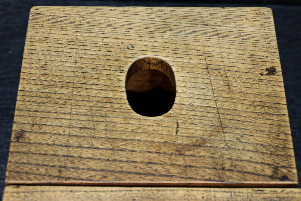 時代を重ねた古色の色合いで趣きのある銭箱　DC7908