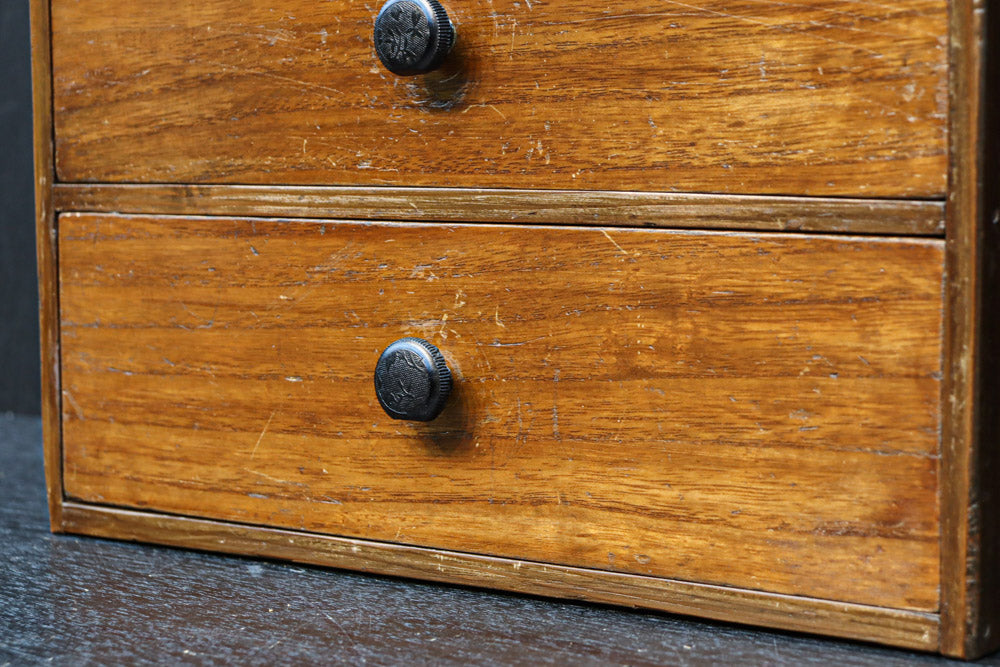 落ち着いた色彩が風格を感じさせる針箱　DC7909