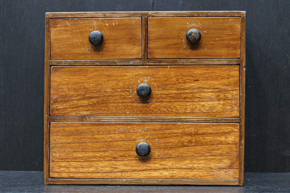 落ち着いた色彩が風格を感じさせる針箱　DC7909