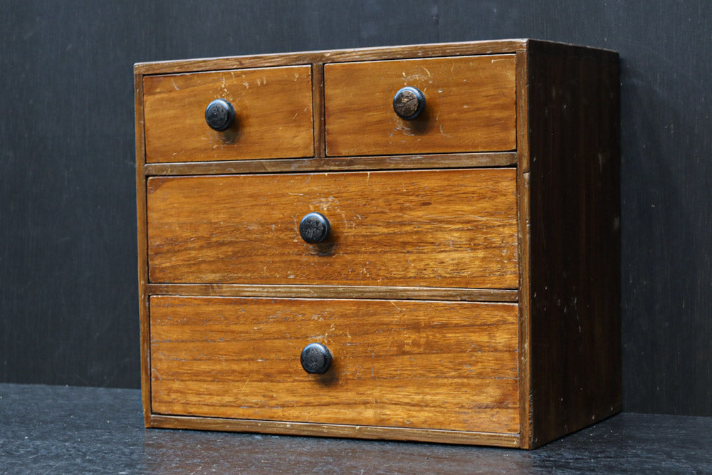 落ち着いた色彩が風格を感じさせる針箱　DC7909