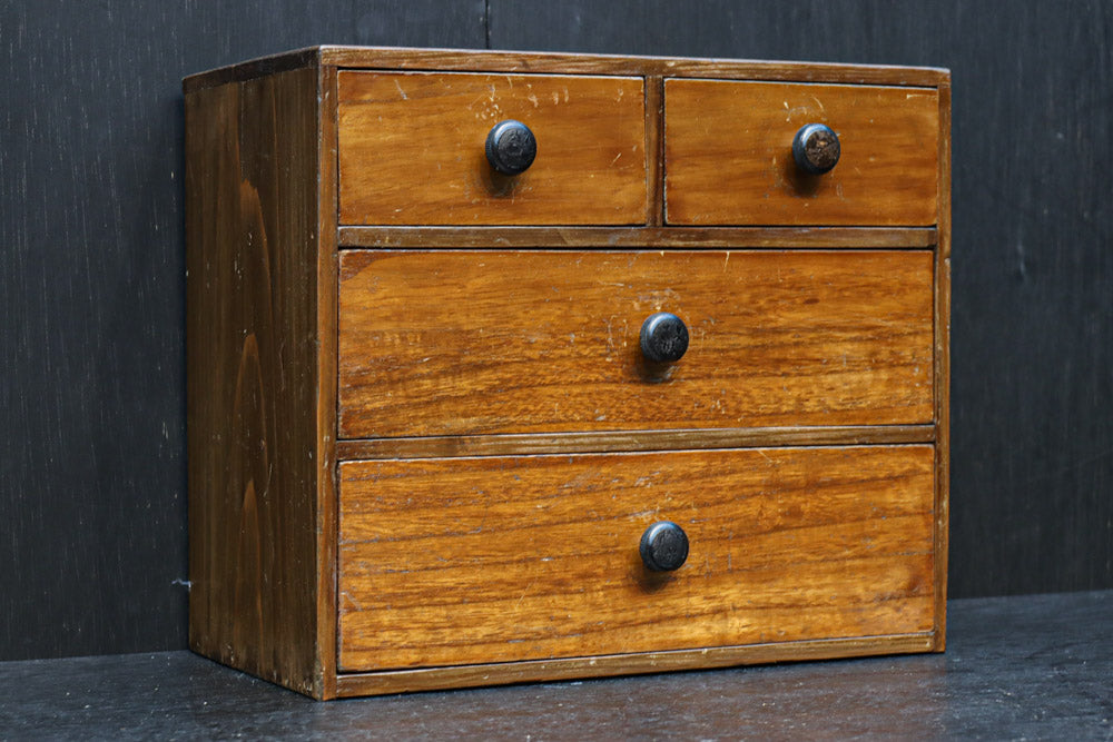 落ち着いた色彩が風格を感じさせる針箱　DC7909