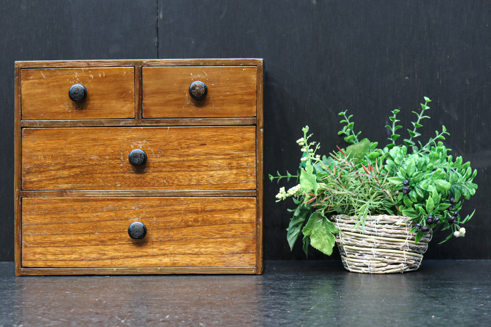 落ち着いた色彩が風格を感じさせる針箱　DC7909