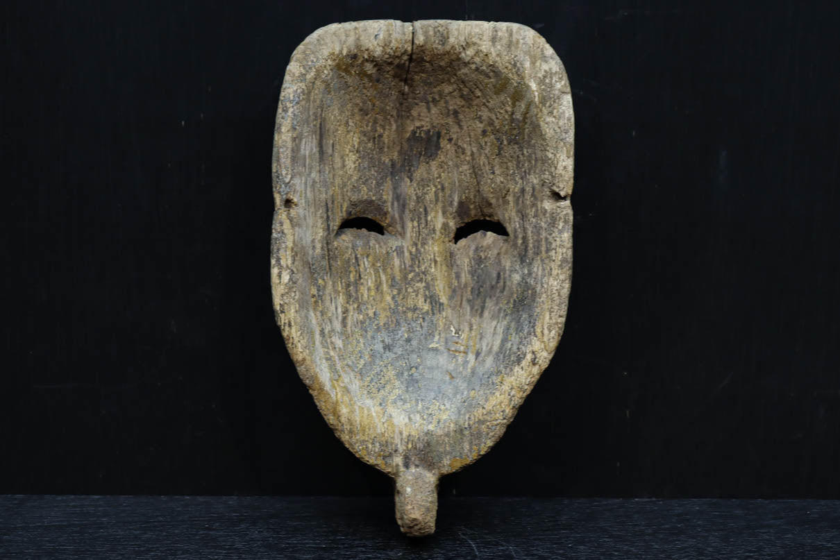自然の風合いが見事な味わい深い表情の木彫り能面 DC7919 – 古福
