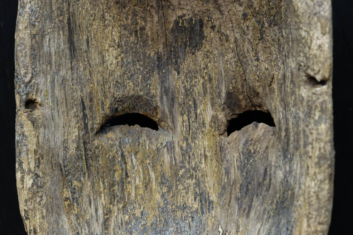 自然の風合いが見事な味わい深い表情の木彫り能面 DC7919 – 古福