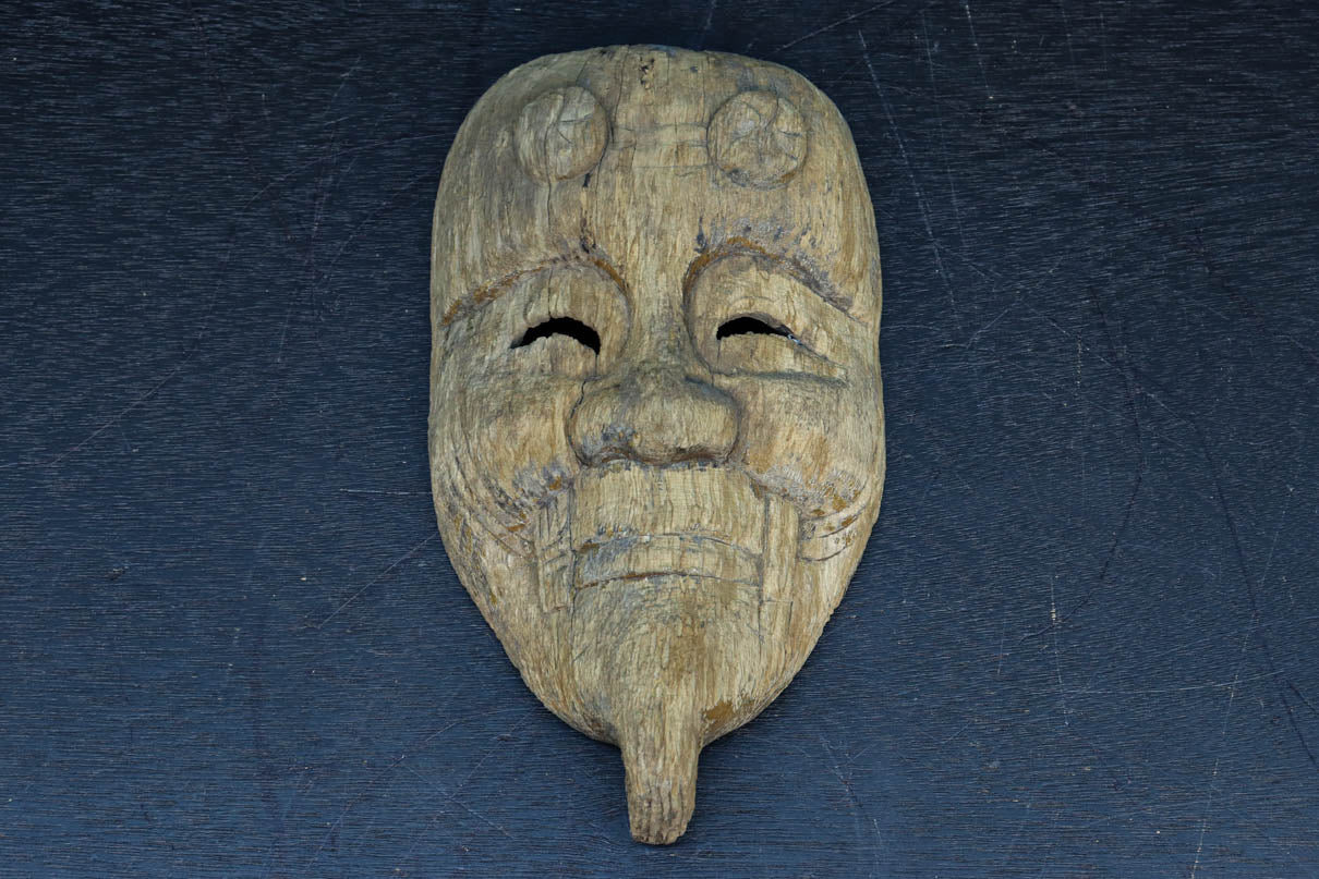 自然の風合いが見事な味わい深い表情の木彫り能面 DC7919 – 古福庵