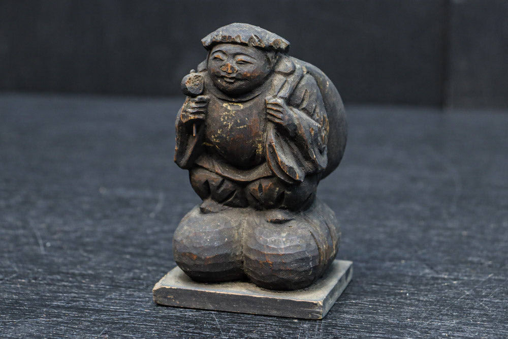 温かみ溢れる木彫りの小さな大黒様　DC7922abc　在庫(a:1 b:1 c:0)個