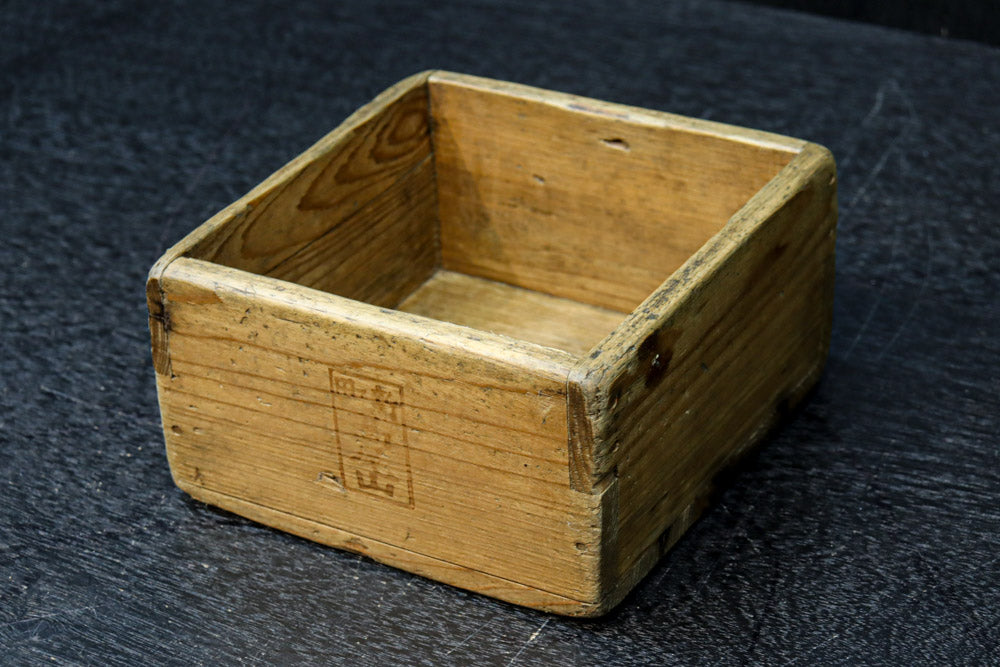 木地の優しい風合いに味わい溢れる一升マス　DC7923