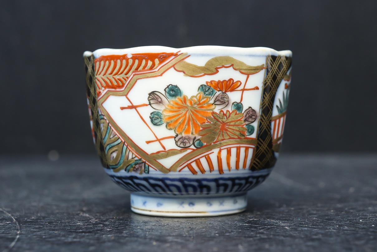 菊の花や家屋の絵柄が映える古伊万里の向付　DC7937　在庫5個