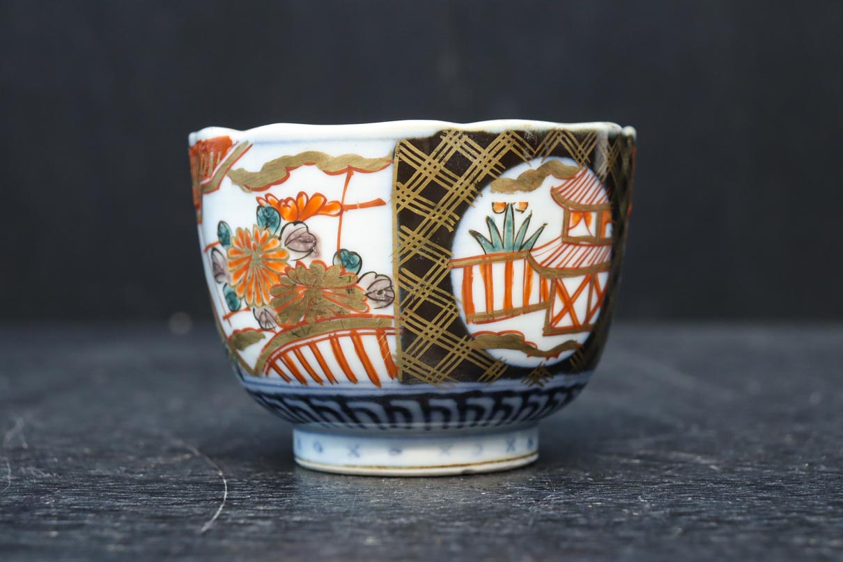 菊の花や家屋の絵柄が映える古伊万里の向付　DC7937　在庫5個