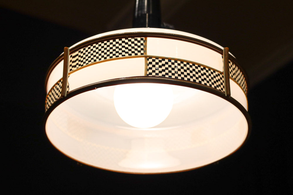 市松模様のセル装飾がレトロモダンに飾る電笠　DC7954