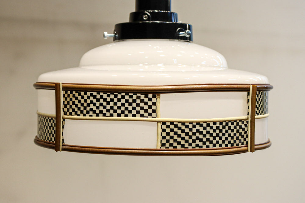 市松模様のセル装飾がレトロモダンに飾る電笠　DC7954
