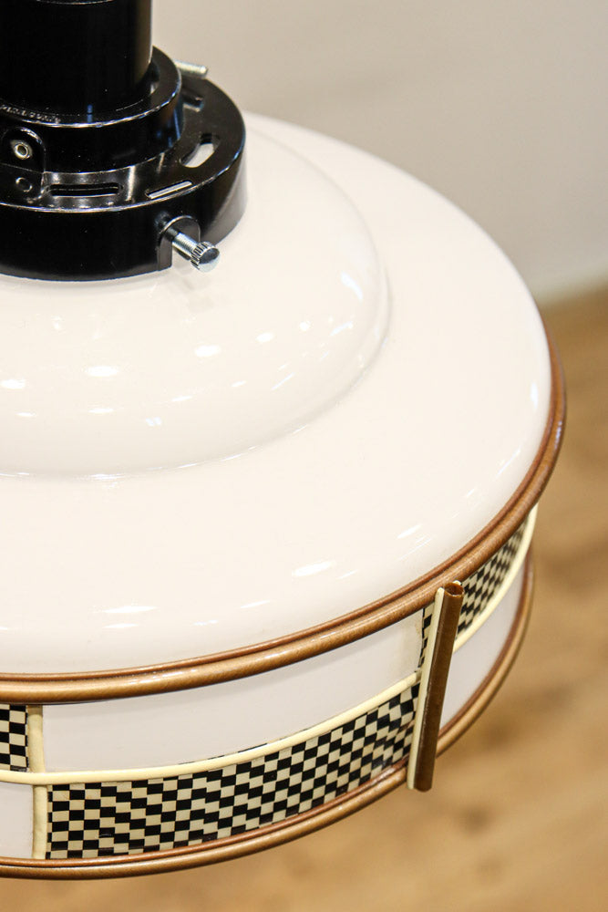 市松模様のセル装飾がレトロモダンに飾る電笠　DC7954