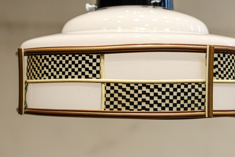 市松模様のセル装飾がレトロモダンに飾る電笠　DC7954