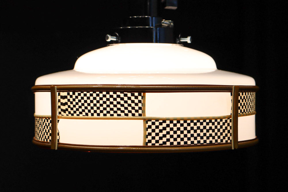 市松模様のセル装飾がレトロモダンに飾る電笠　DC7954