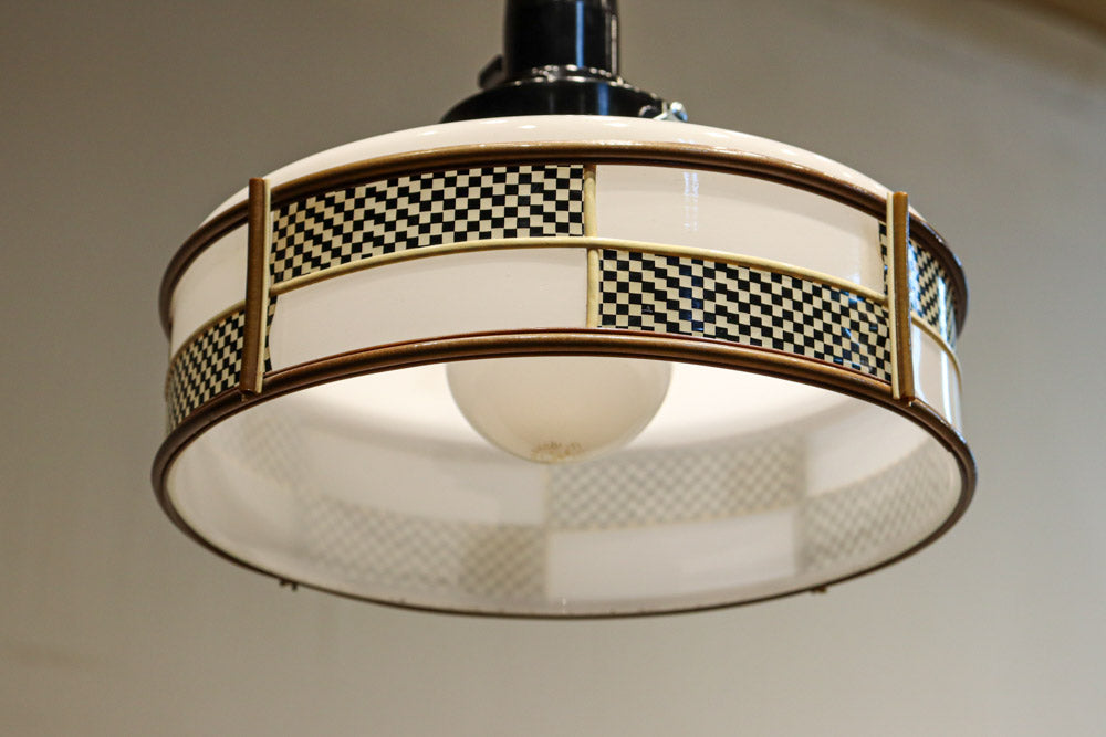 市松模様のセル装飾がレトロモダンに飾る電笠　DC7954