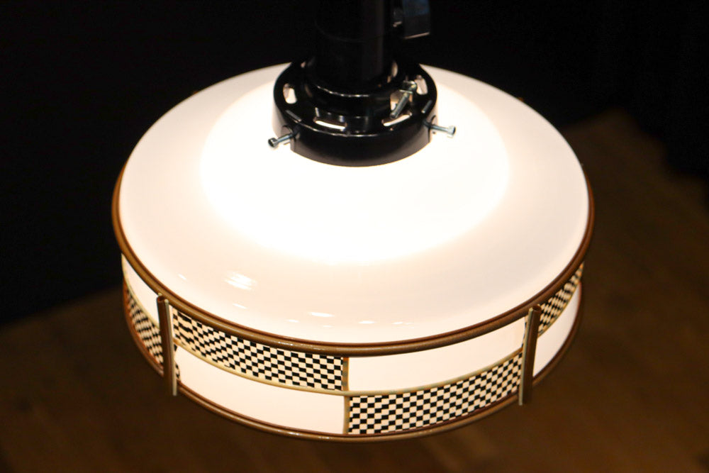 市松模様のセル装飾がレトロモダンに飾る電笠　DC7954