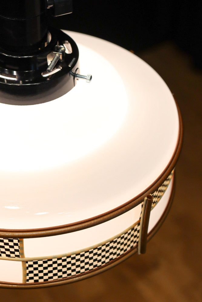 市松模様のセル装飾がレトロモダンに飾る電笠　DC7954