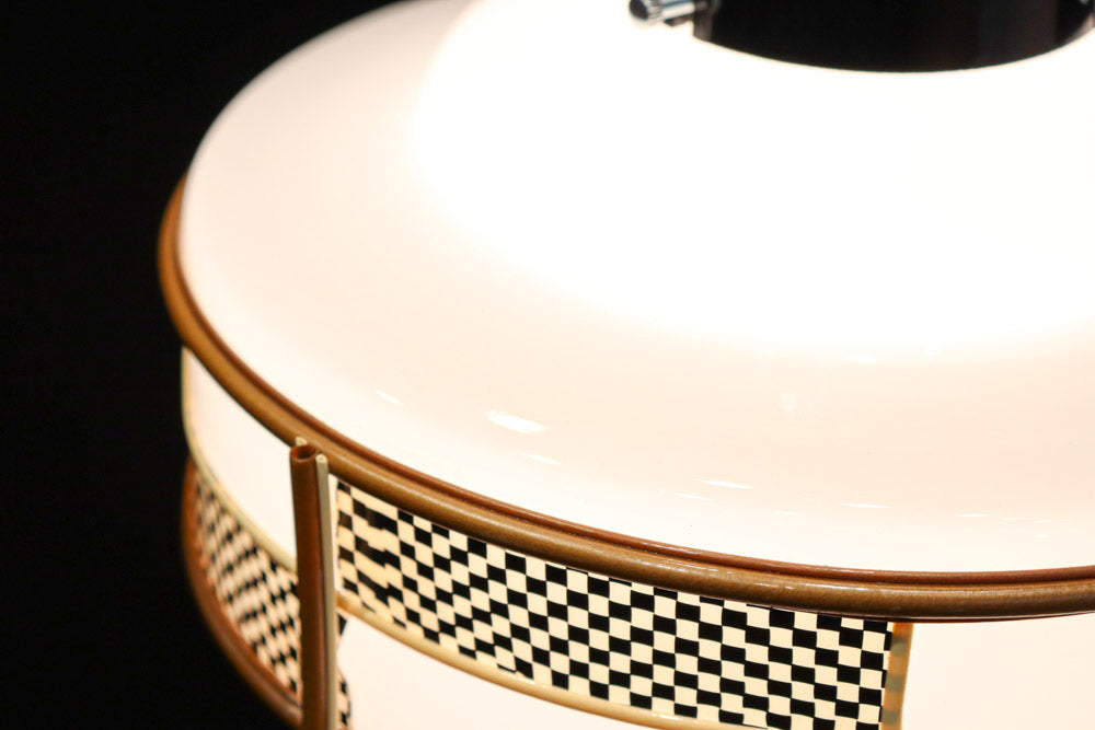 市松模様のセル装飾がレトロモダンに飾る電笠　DC7954