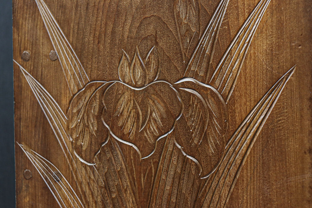 美しい花々が描かれる日光彫の小引き出し　DC7967