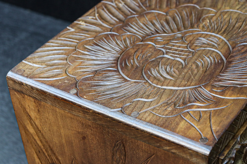 美しい花々が描かれる日光彫の小引き出し　DC7967