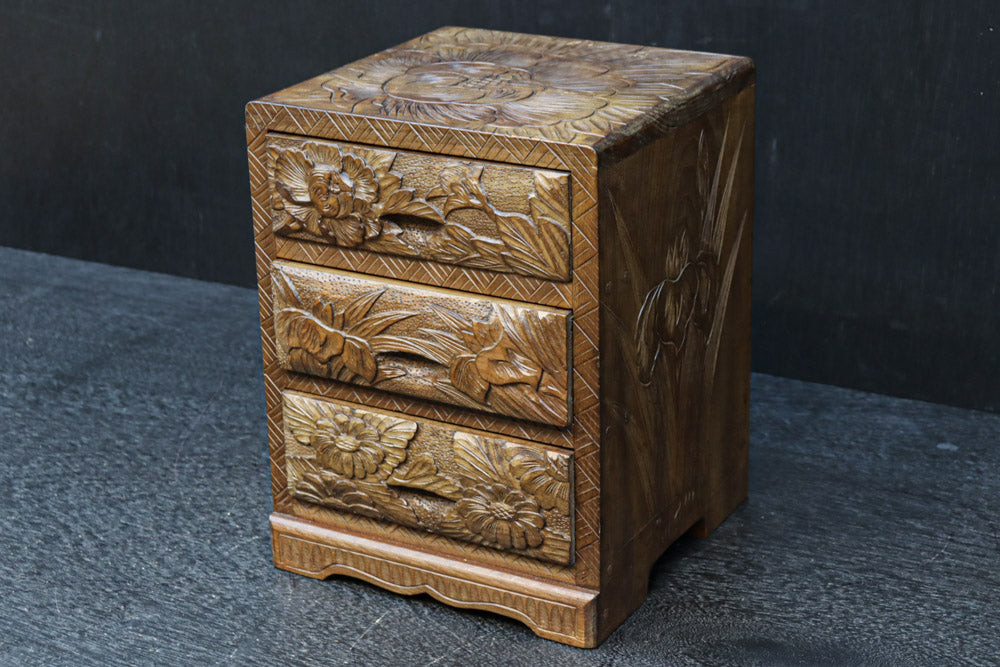 彫刻入り 高級打ち出し金具♦️コンパクト和箪笥♦️年代アンティーク♦️補償付　送料込 純銀 彫刻家 小倉正雄作 彫金 カフス釦 3点合計約18g 共箱 C