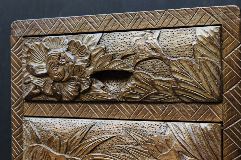 美しい花々が描かれる日光彫の小引き出し　DC7967