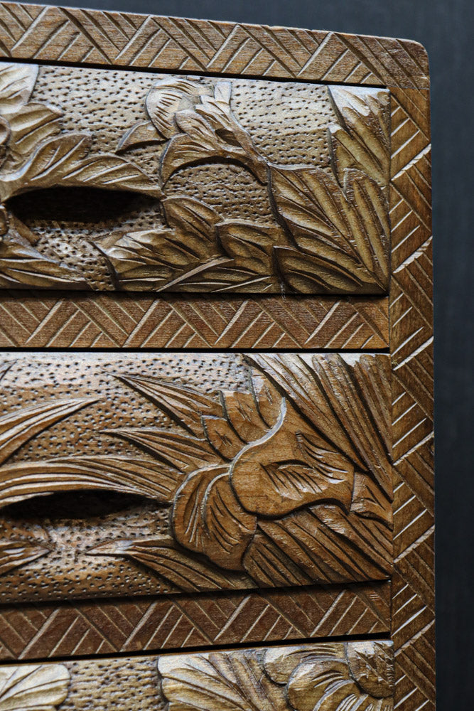 美しい花々が描かれる日光彫の小引き出し　DC7967