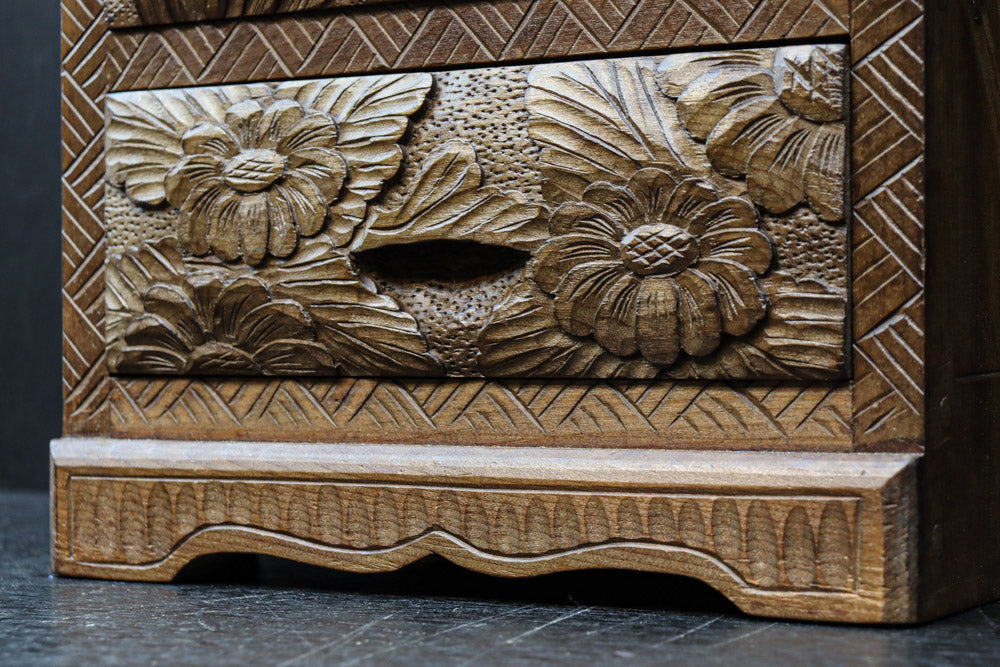 美しい花々が描かれる日光彫の小引き出し DC7967 – 古福庵