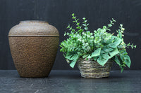 丸みを帯びた小型の鉄製壺花器　DC7979