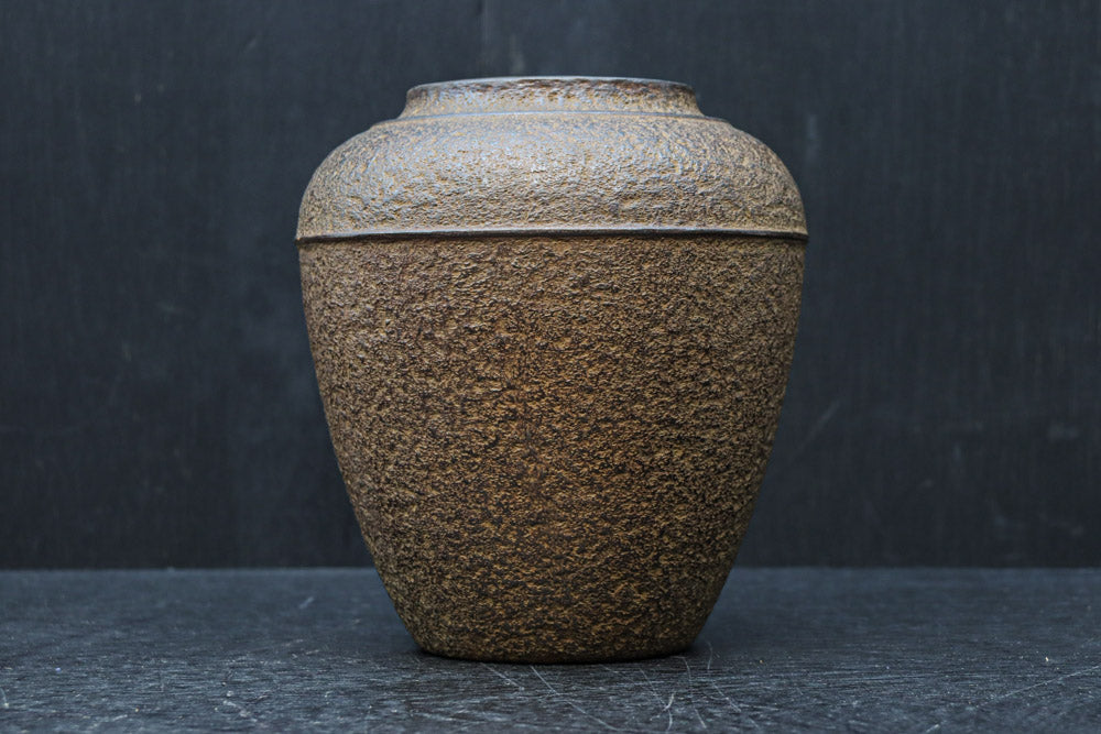 丸みを帯びた小型の鉄製壺花器　DC7979