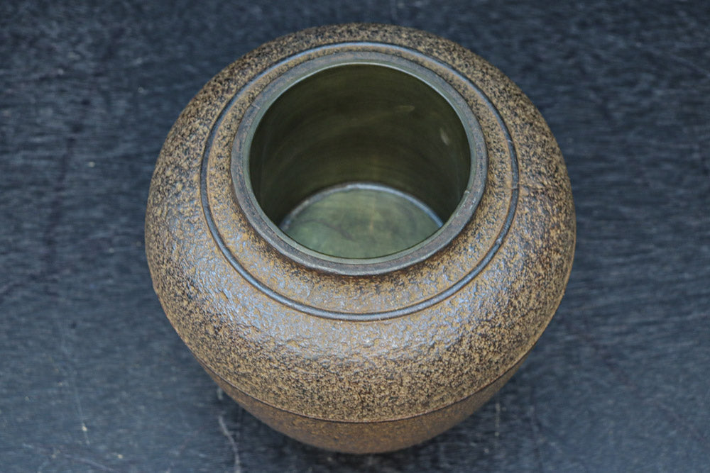 丸みを帯びた小型の鉄製壺花器　DC7979