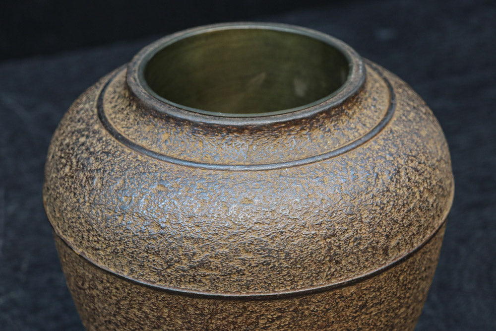 丸みを帯びた小型の鉄製壺花器　DC7979