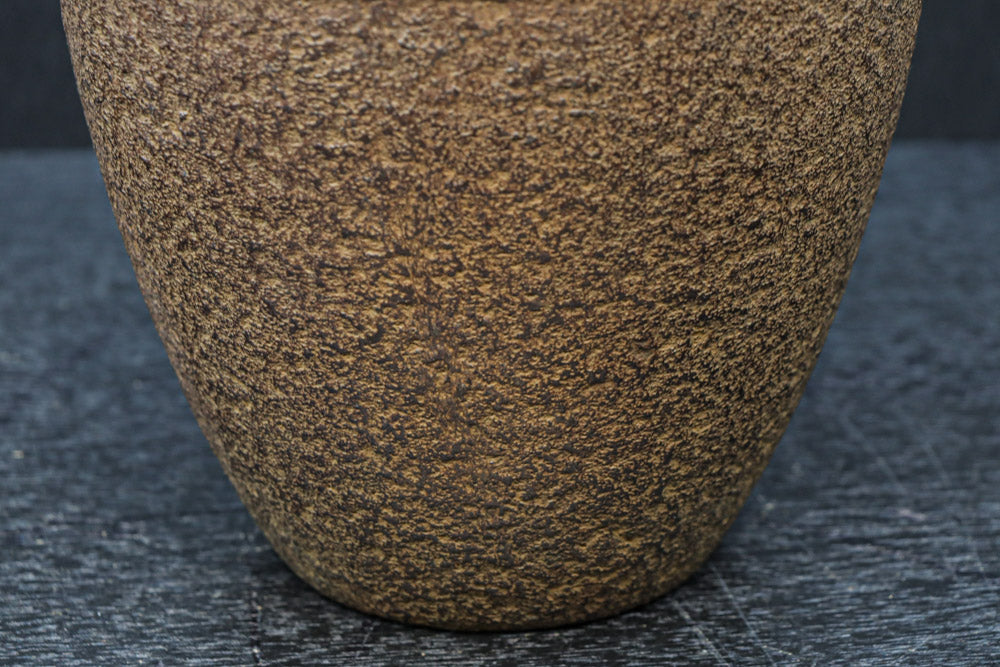 丸みを帯びた小型の鉄製壺花器　DC7979