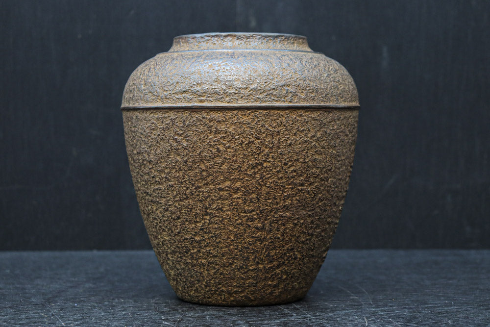 丸みを帯びた小型の鉄製壺花器　DC7979