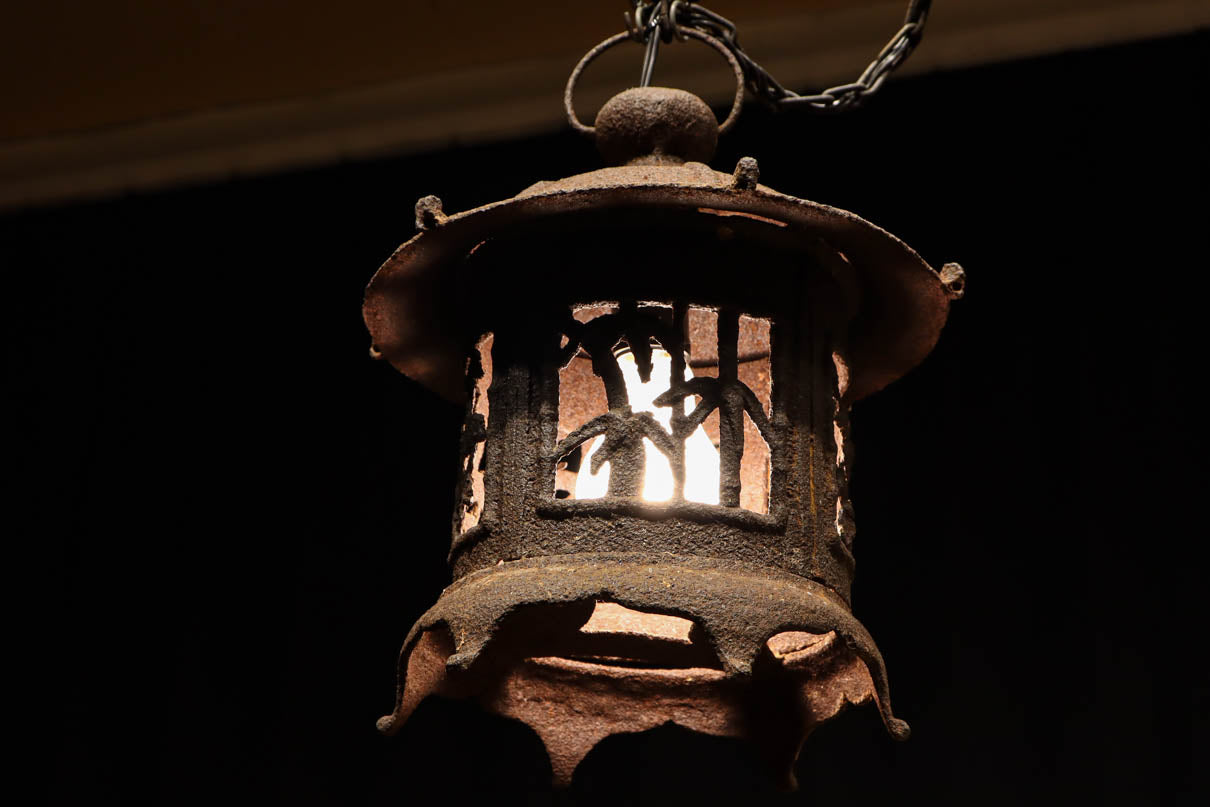 角*幸様 吊り灯籠　松竹梅　アンティーク　雑貨　骨董　吊灯籠　灯り　照明　庭　イ 味わいある風合いに松竹梅の透かし絵で風情ある吊り灯籠 DC7980