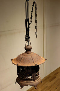 味わいある風合いに松竹梅の透かし絵で風情ある吊り灯籠　DC7980