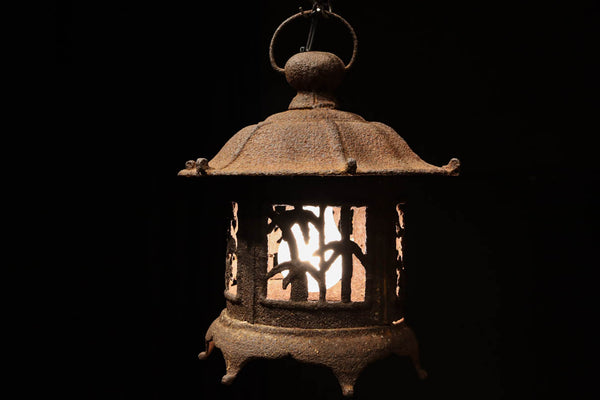 味わいある風合いに松竹梅の透かし絵で風情ある吊り灯籠　DC7980