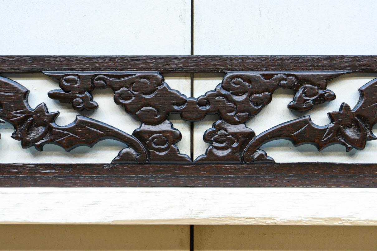 コウモリが夜空に舞うレリーフ調の彫刻飾り DC7987ab 在庫(a:1 b