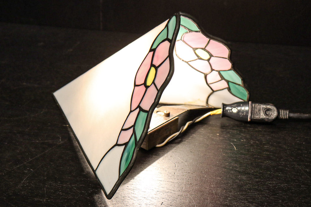 ピンクの花模様が可愛らしいステンドグラスの電灯カバー　DC7990