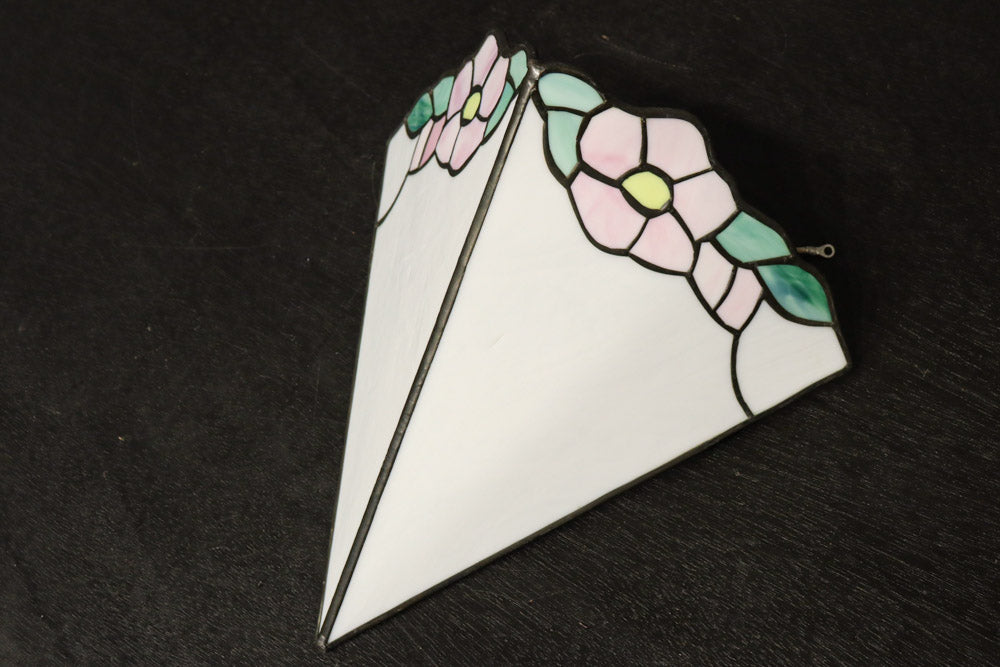 ピンクの花模様が可愛らしいステンドグラスの電灯カバー　DC7990