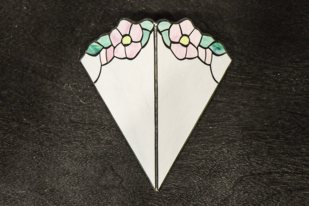 ピンクの花模様が可愛らしいステンドグラスの電灯カバー　DC7990