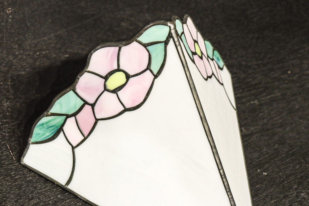 ピンクの花模様が可愛らしいステンドグラスの電灯カバー　DC7990