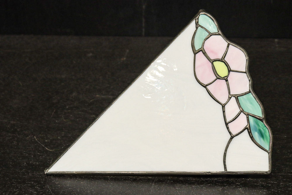 ピンクの花模様が可愛らしいステンドグラスの電灯カバー　DC7990