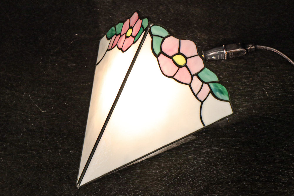 ピンクの花模様が可愛らしいステンドグラスの電灯カバー　DC7990