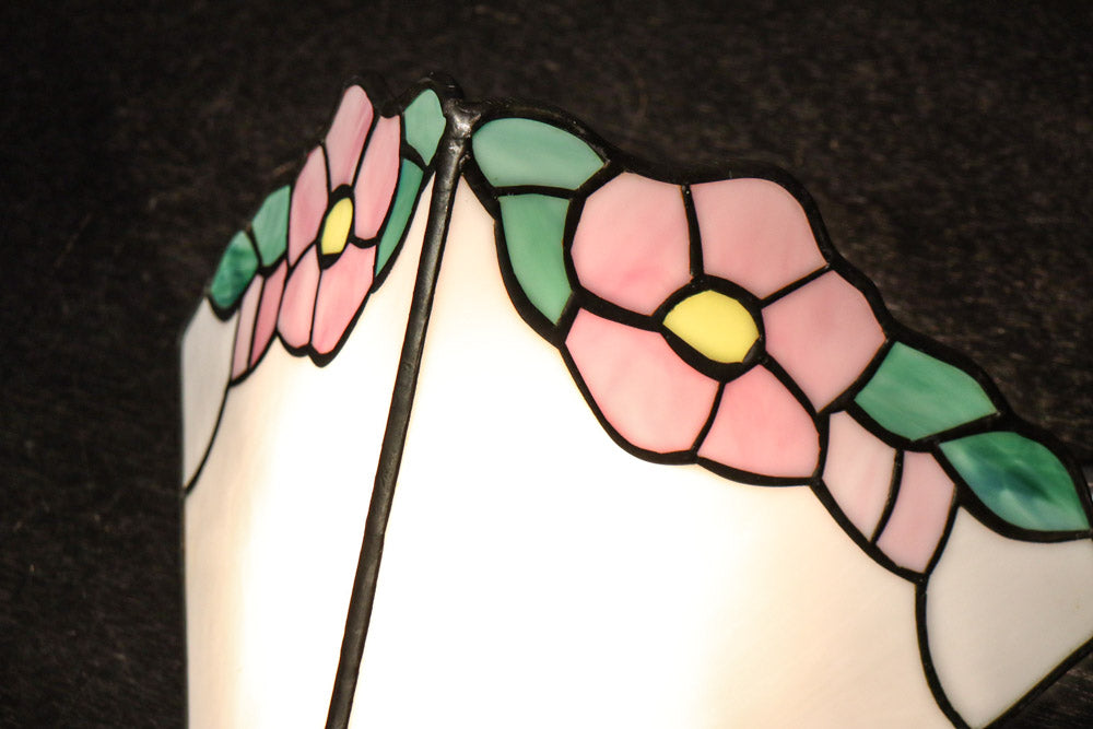 ピンクの花模様が可愛らしいステンドグラスの電灯カバー　DC7990