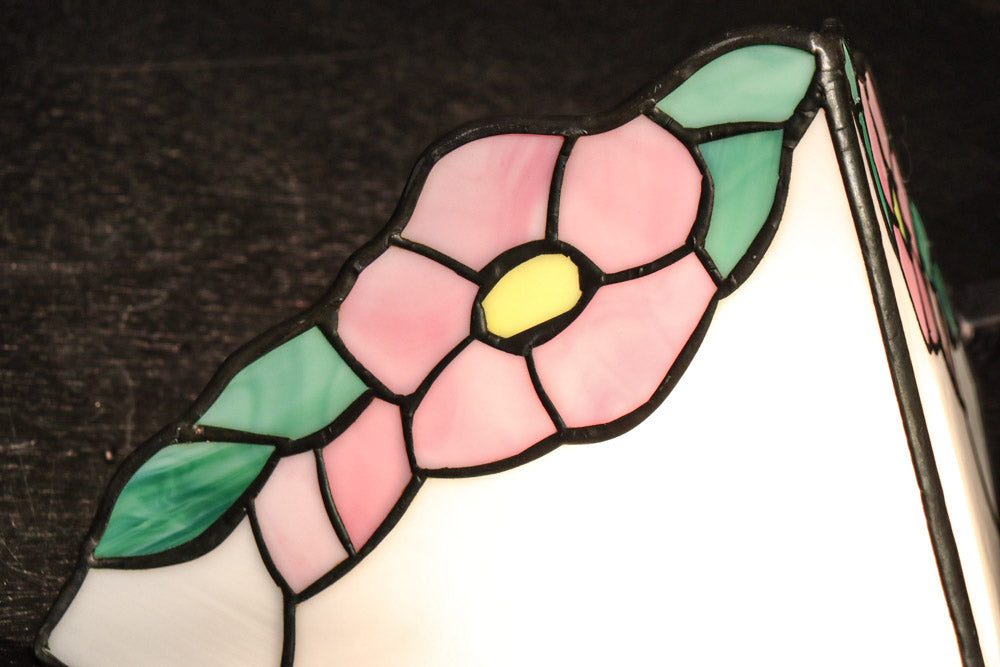 ピンクの花模様が可愛らしいステンドグラスの電灯カバー　DC7990