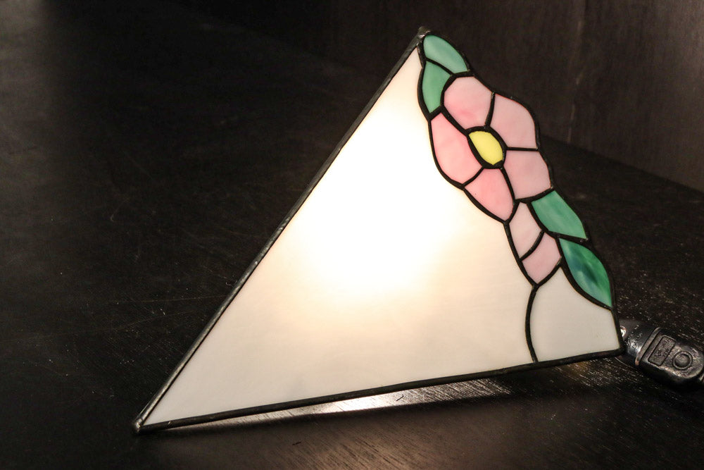 ピンクの花模様が可愛らしいステンドグラスの電灯カバー　DC7990