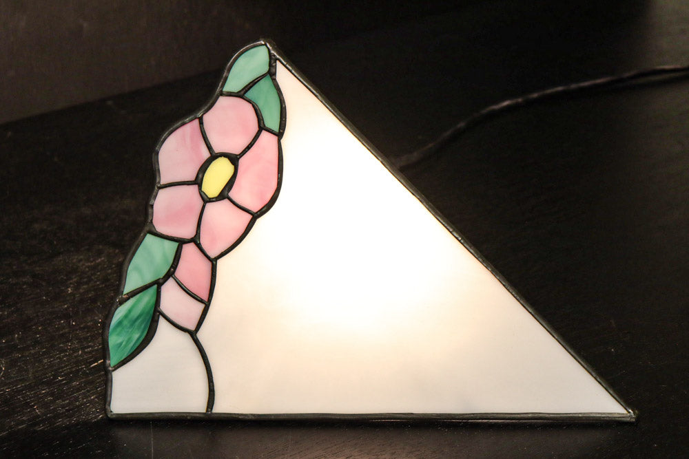 ピンクの花模様が可愛らしいステンドグラスの電灯カバー　DC7990